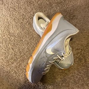 Men basketball shoes